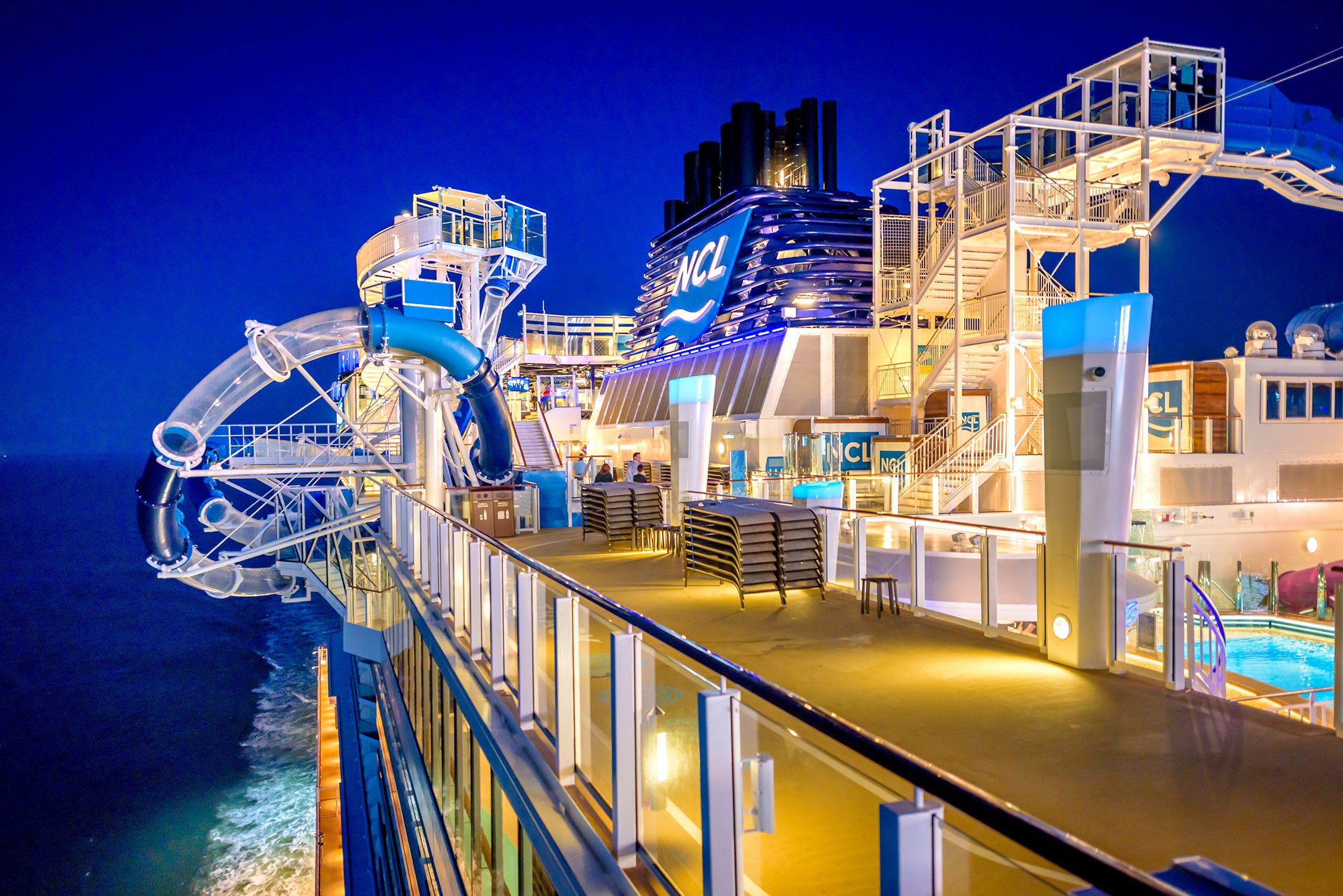 Los toboganes de agua son impresionantes, con secciones transparentes sobre el mar y grandes piruetas... ¡emoción a tope! CRUCEROS ALASKA NORWEGIAN BLISS CRUCEROS CARIBE NORWEGIAN BLISS CRUCEROS RIVIERA MEXICANA NORWEGIAN BLISS CRUISES ALASKA CRUISES NCL NORWEGIAN BLISS CARIBBEAN NCL CRUISES NORWEGIAN BLISS #NorwegianBliss #CruiseNorwegian #Alaska #AlaskaCruises #CaribbeanCruises #AlaskaNCL #CaribbeanNCL #CrucerosEstadosUnidos #CrucerosSeatttle #SeattleCruises #NewShip #Toboganes